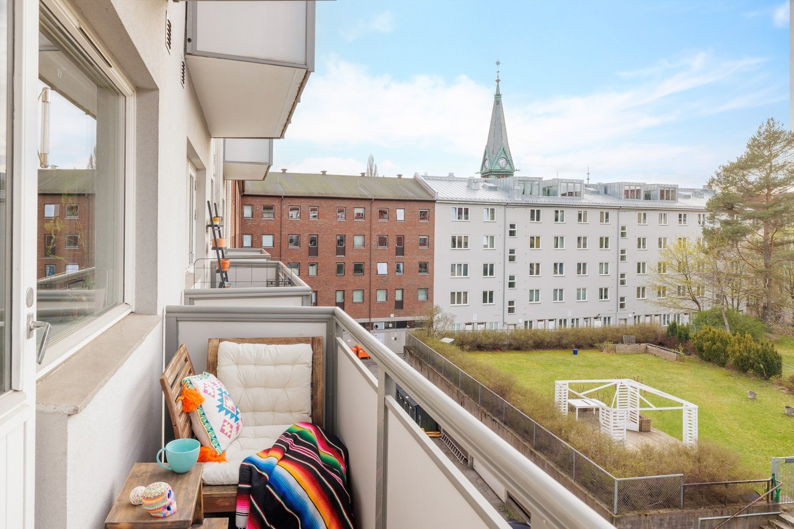 Hyggelig plass for morgenkaffe eller enkel møblering Galleribilde