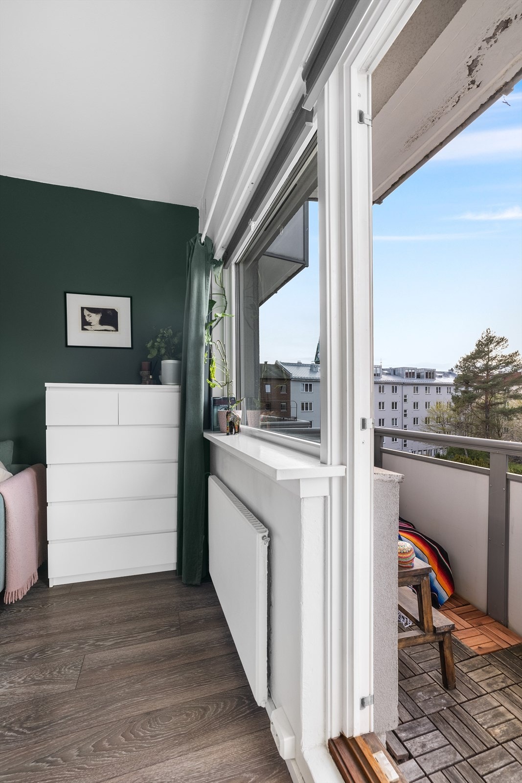 Balkong med plass til enkel utemøblering og direkte adkomst fra oppholdsrommet Galleribilde