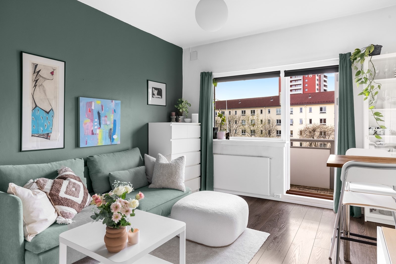 Oppholdsrommet har god møblerbarhet med plass til sofasoner, sengeløsning og spiseplass Galleribilde
