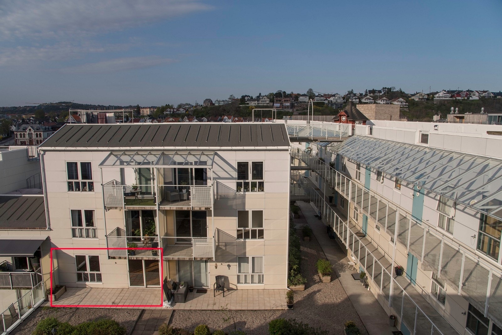 Den aktuelle leiligheten i flotte solforhold på ettermiddagstid. Galleribilde