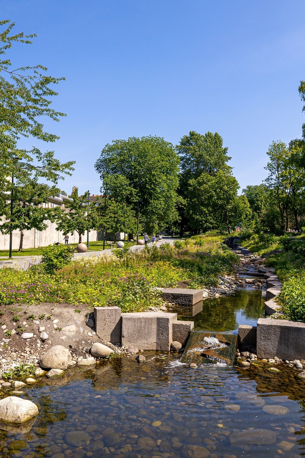 Hovinbekken renner gjennom Klosterenga i et system av renner, kar, vanntrapper og basseng. Galleribilde