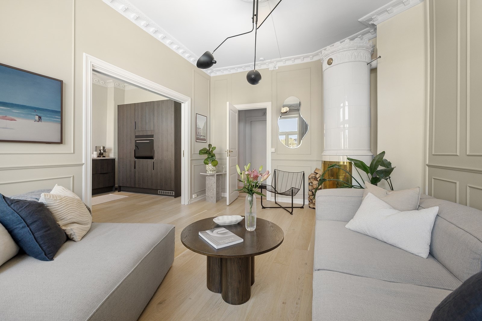 Rommet har rikelig med plass til både sofagruppe, mediamøbler og annet interiør etter eget ønske. Galleribilde