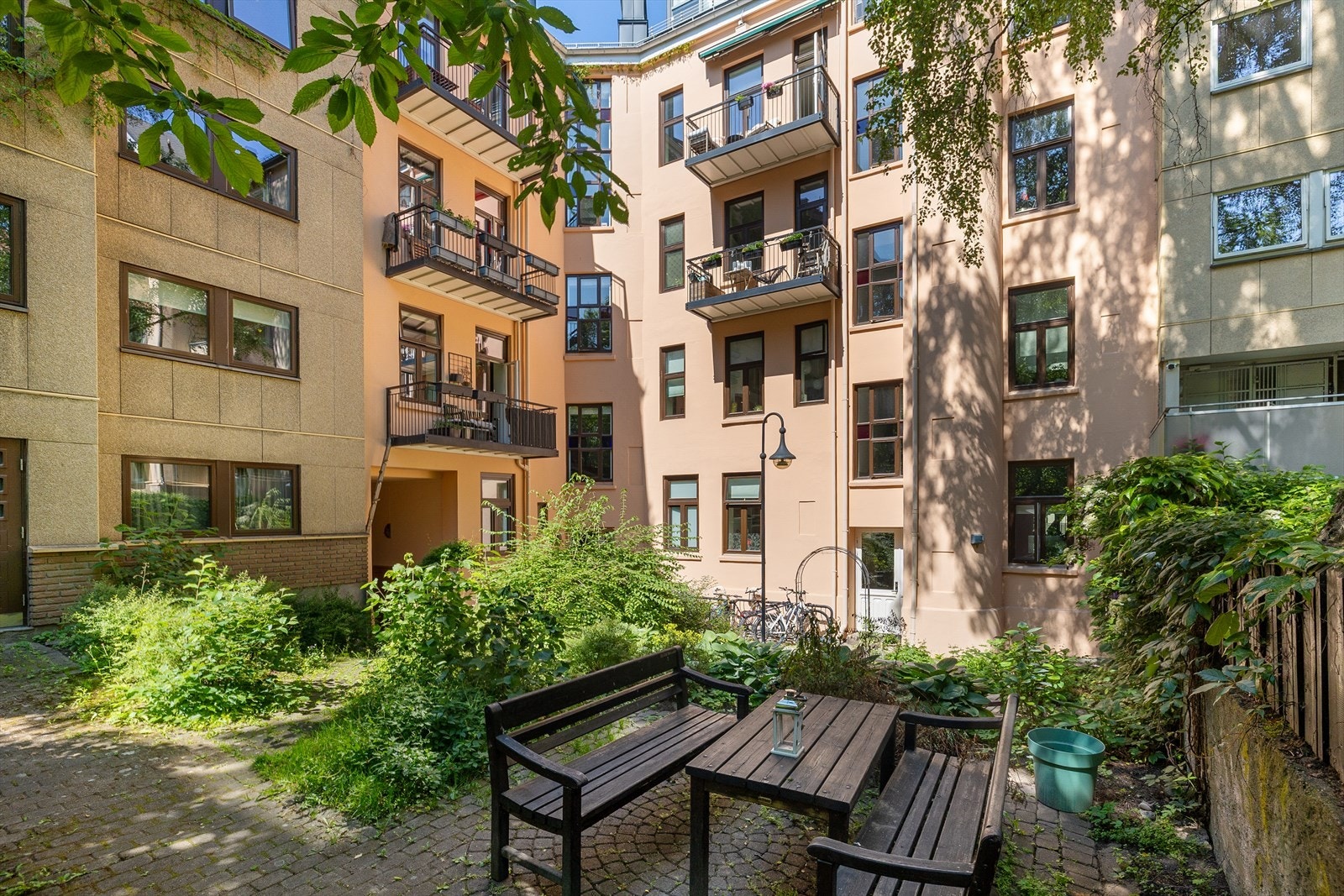 Bakgården er pent opparbeidet med steinbelagte heller, sittegrupper og grill. Galleribilde