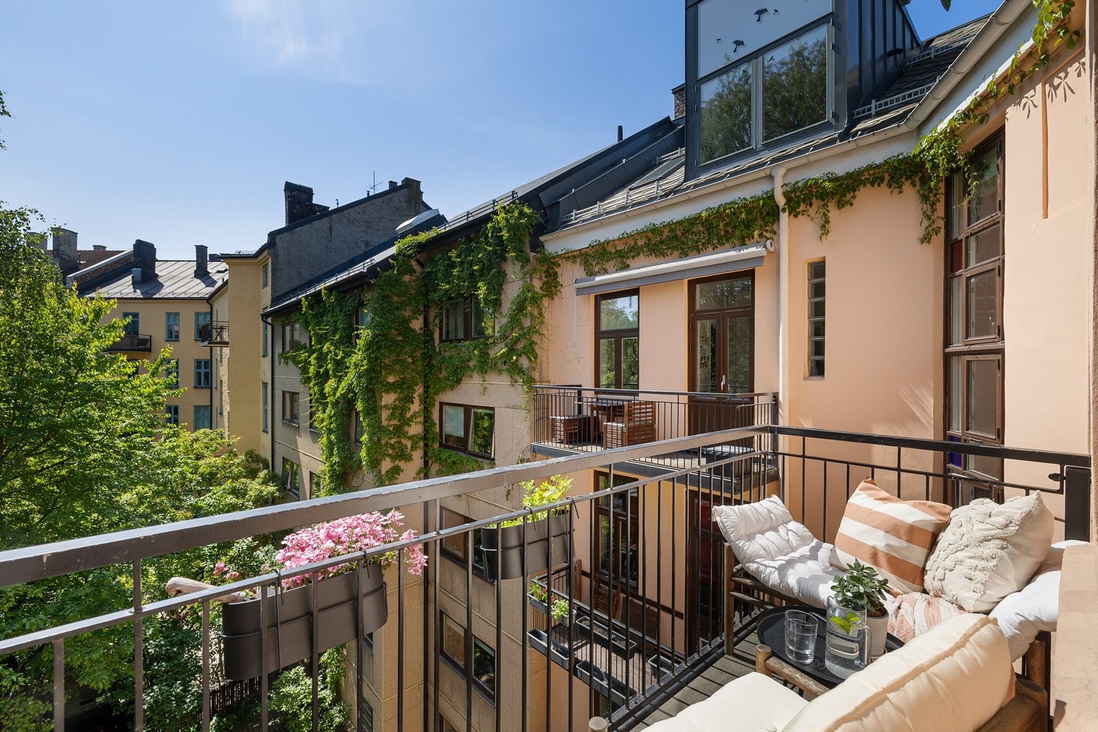 Her ute har man utsikt mot en grønn og pent opparbeidet bakgård. Galleribilde
