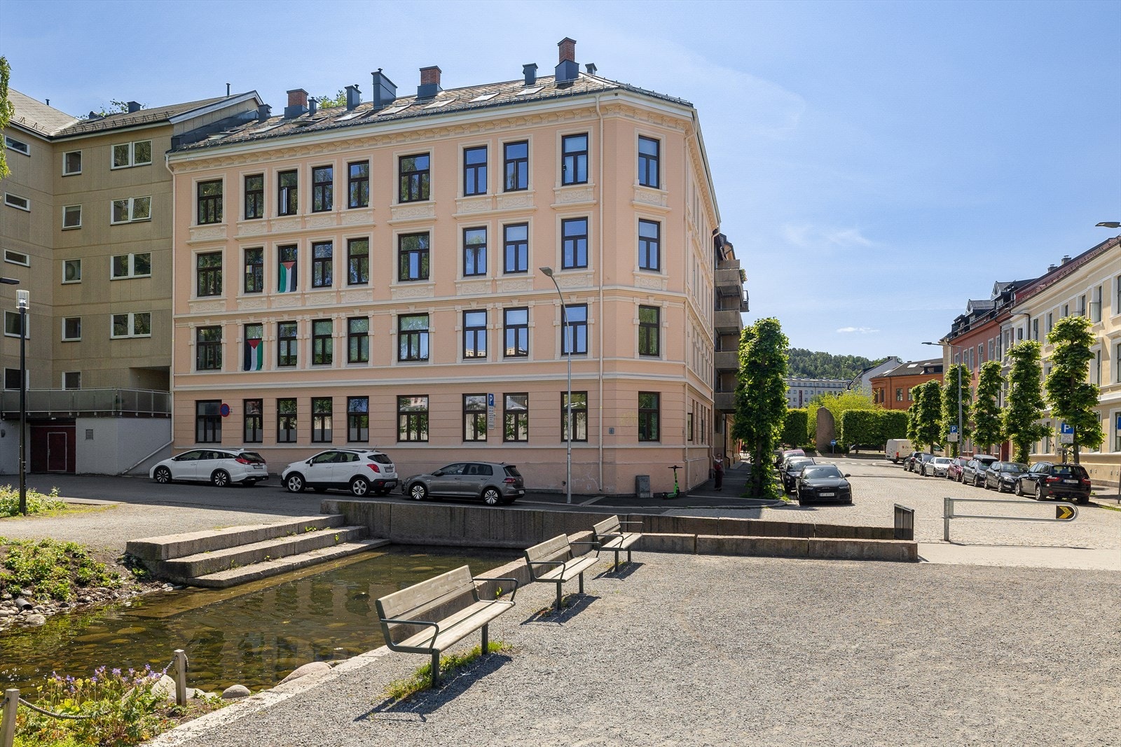 Langs bekken er det turveier og sitteplasser. Galleribilde