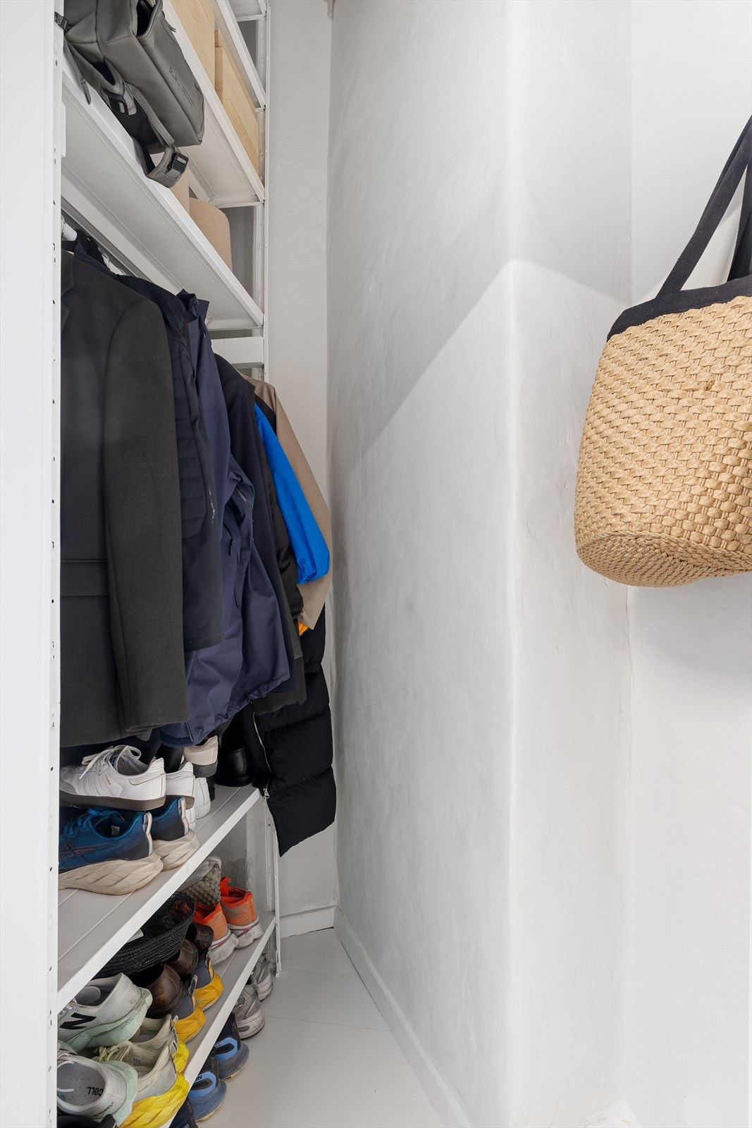 Praktisk garderobe i gangen med god plass til oppbevaring. Galleribilde