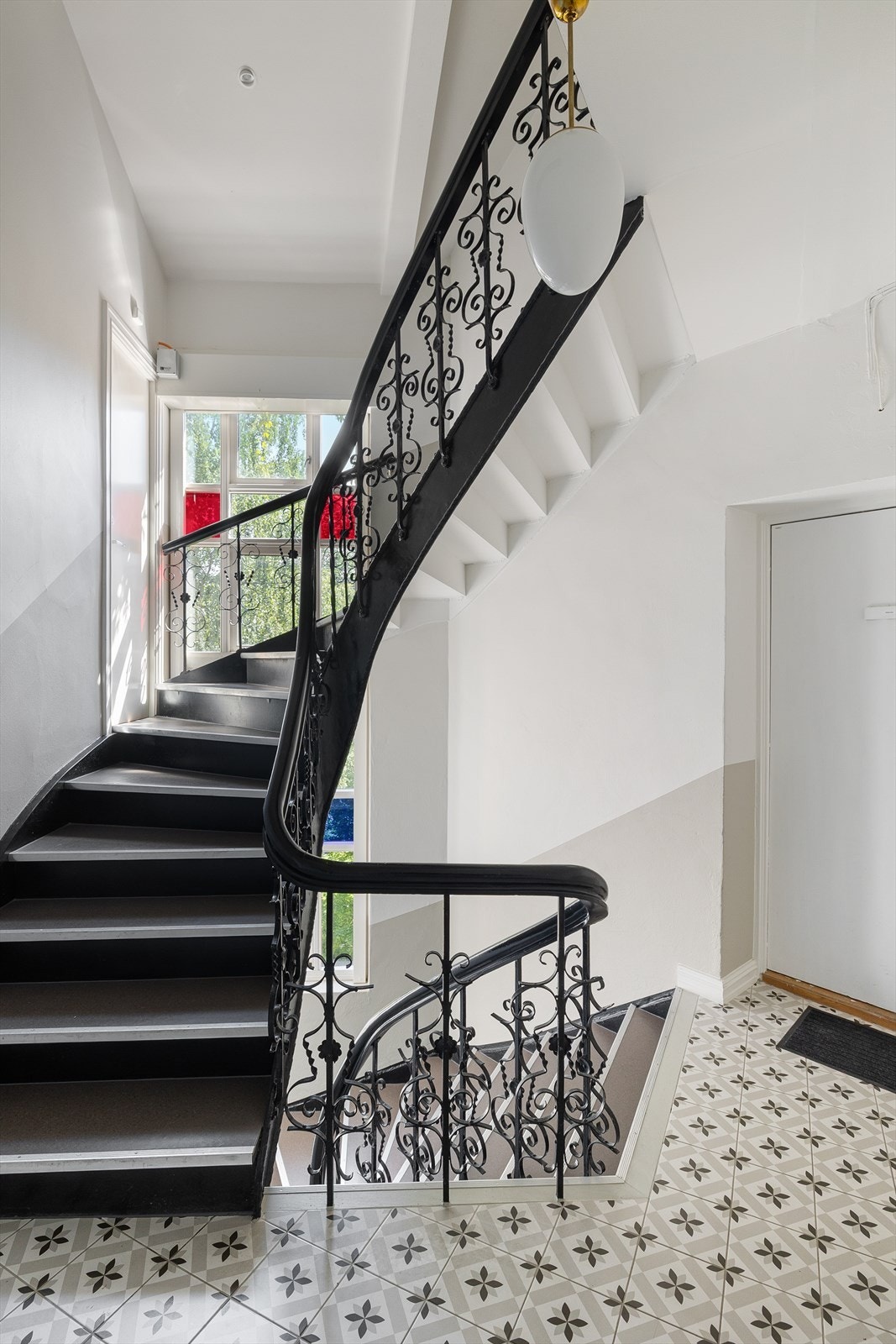 Klassisk og fin trappegang mellom etasjene. Galleribilde