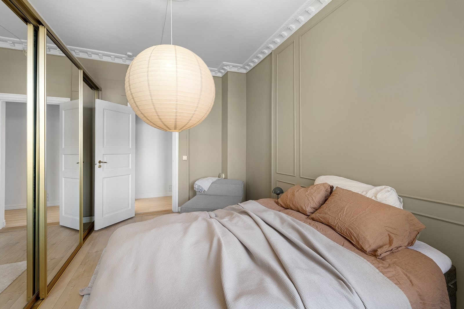 Her er det plass til dobbeltseng, nattbord på begge sider, kommode og eventuelt skrivepult. Rommet vender ut mot en stille og skjermet bakgård. Galleribilde