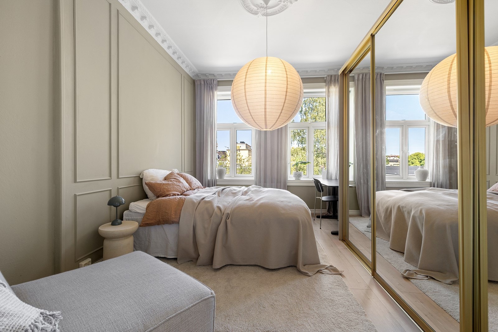 Hovedsoverommet har en god størrelse og får rikelig med naturlig lys fra store vindusflater. Rikelig med oppbevaringsplass i skyvedørsgarderobe med speildører. Galleribilde