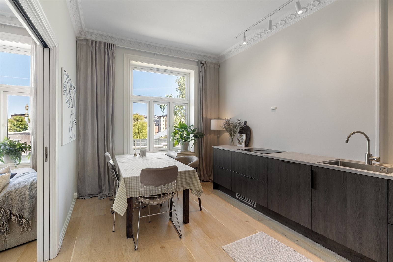 Plass til en hyggelig spisegruppe i rommet. Galleribilde