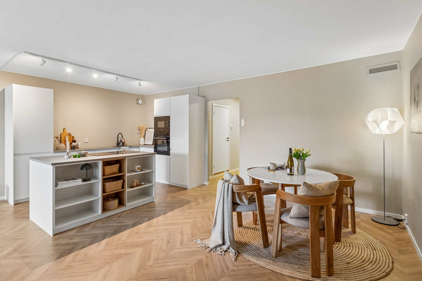 Her har du god plass til både sofaseksjon og spiseseksjon. Galleribilde
