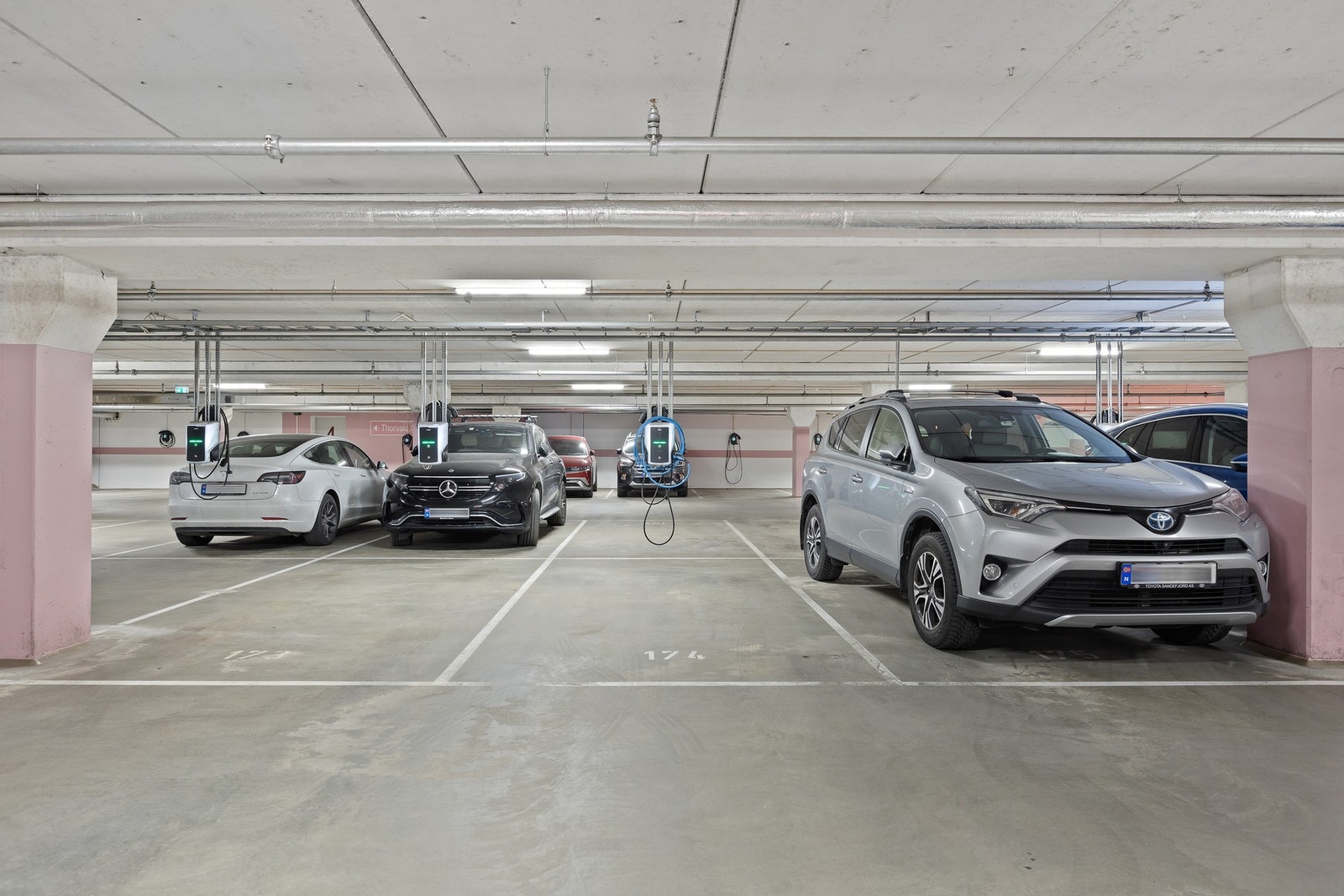 Med leiligheten følger parkeringsplass i garasjeanlegget. Garasjeannlegget har adkomst via nabobygget. Galleribilde