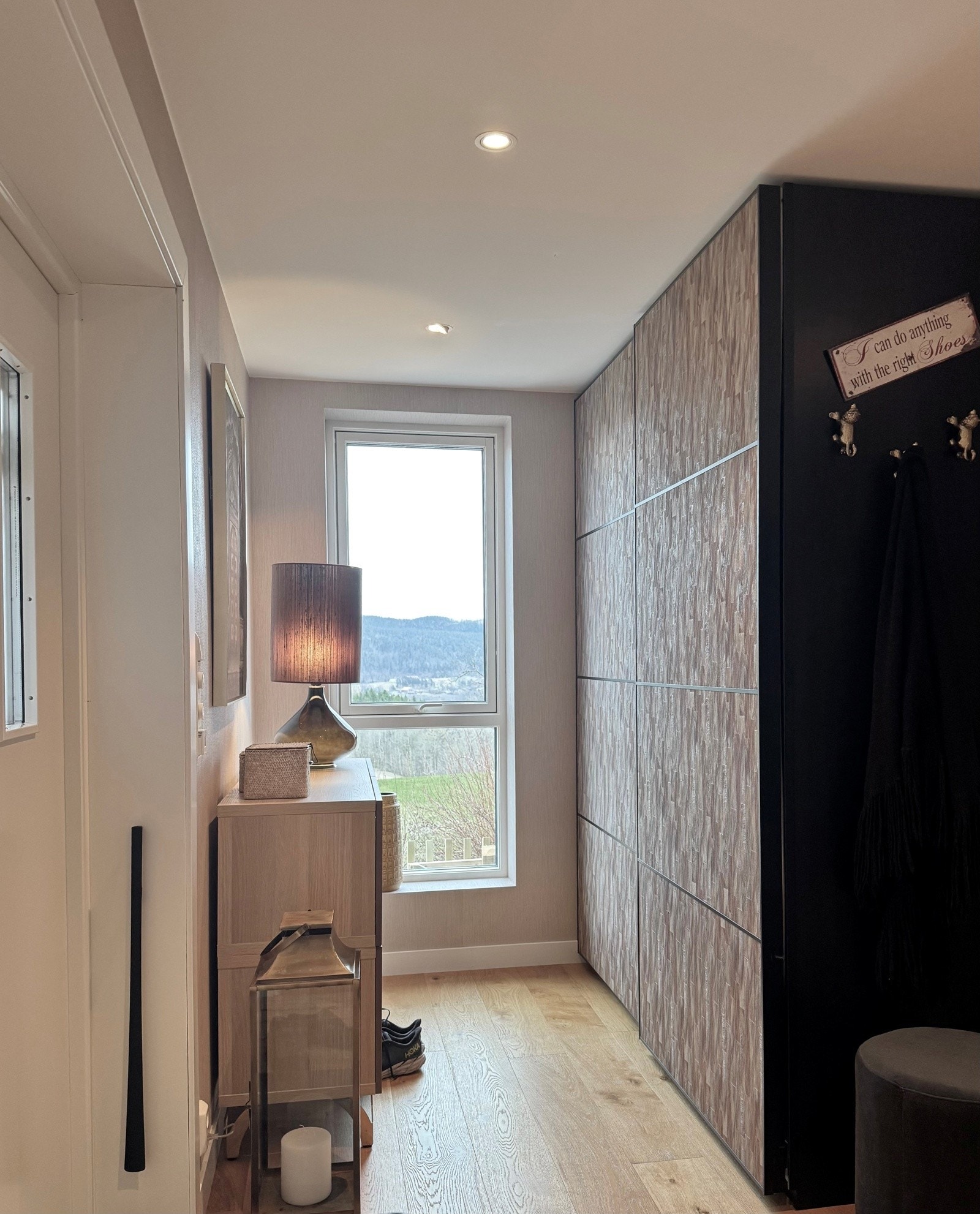 Skyvedørsgarderobe i entré Galleribilde
