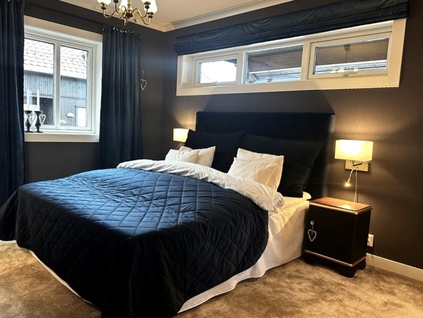 Master bedroom med direkte adkomst til walk-in closet og eget bad/wc med dusj Galleribilde