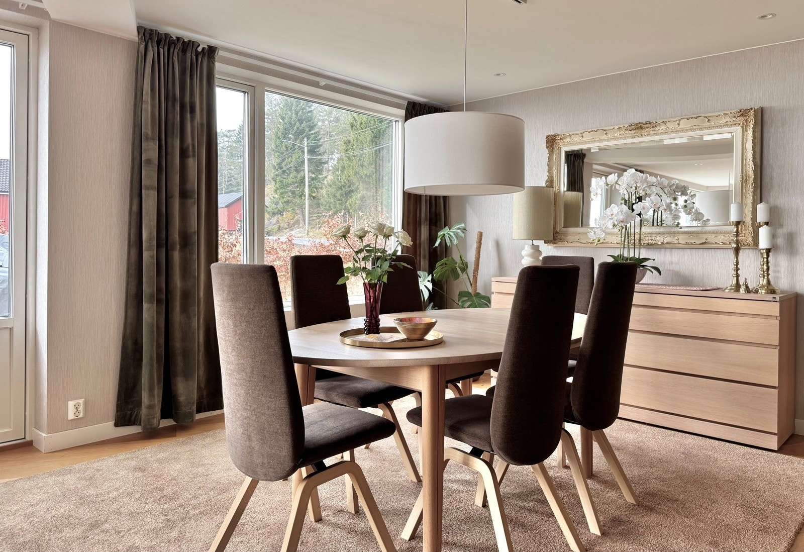 God plass til spisestue | utgang til terrasse Galleribilde