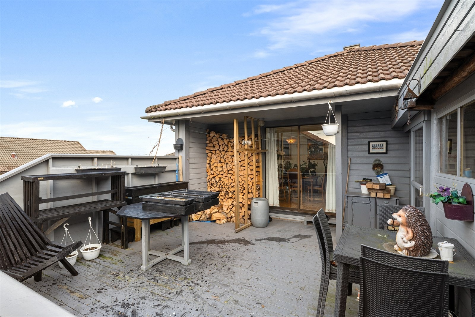 Fra stuen er det utgang til en vestvendt terrasse Galleribilde
