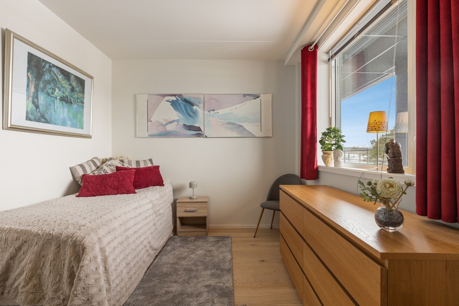 Soverom 1 er romslig i størrelse og har god plass til seng og oppbevaring. Galleribilde