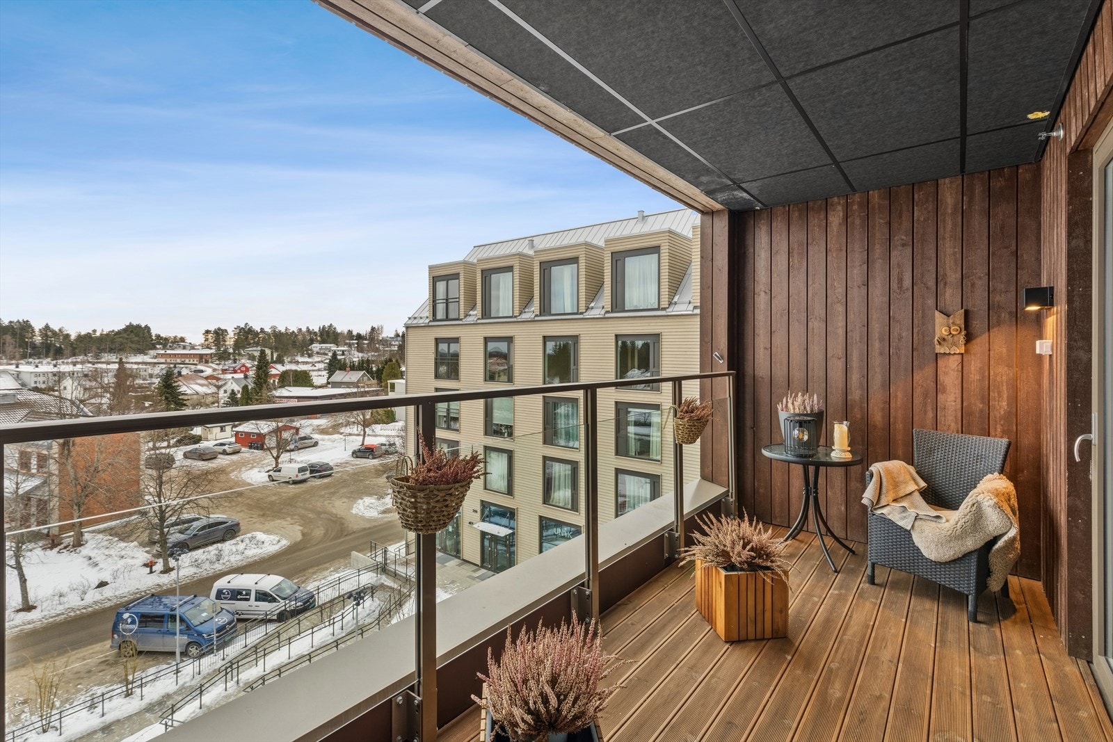 Balkongen ligger vendt mot syd, har fine sol- og utsiktsforhold og god plass til bord og stoler. Galleribilde