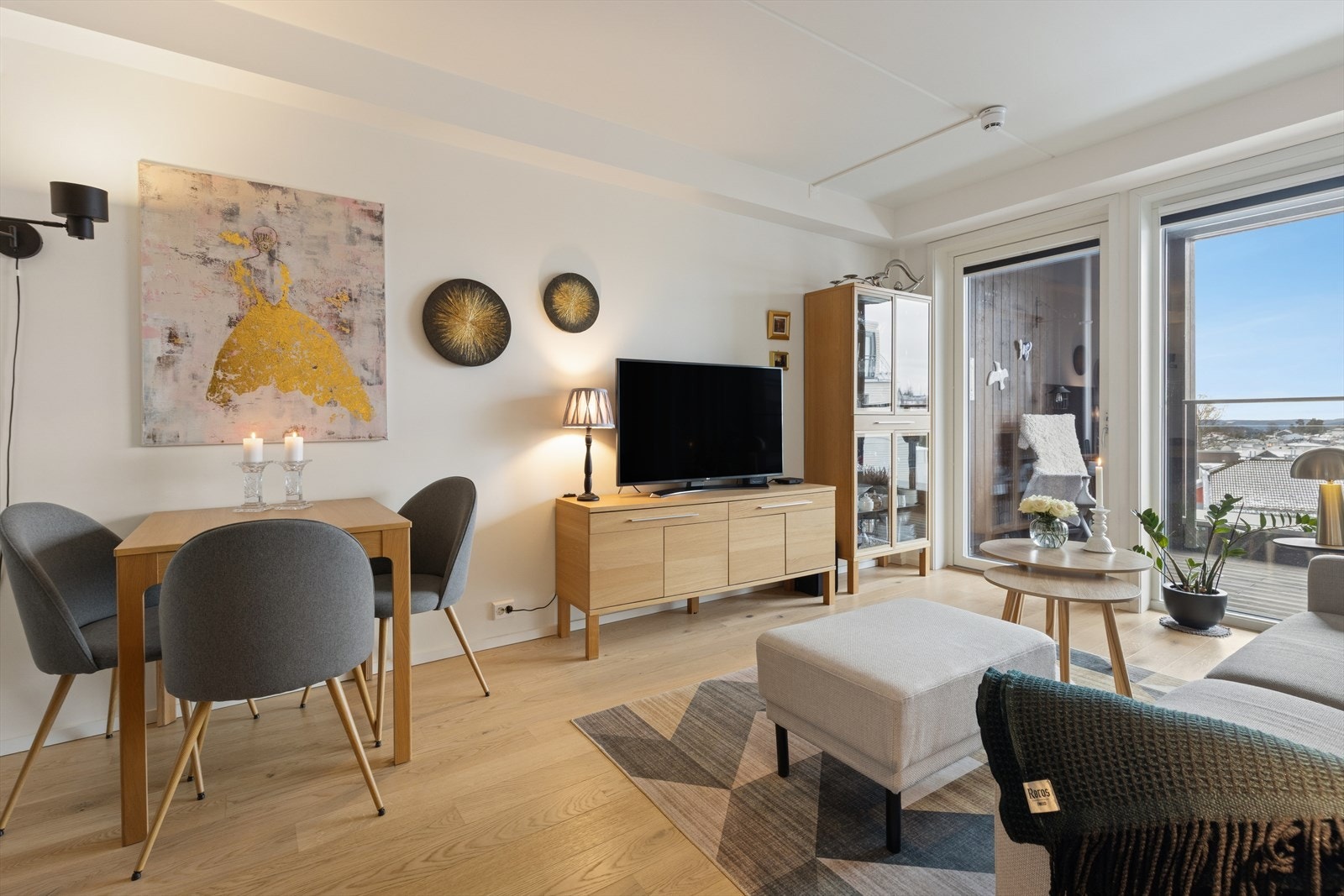 Stuen er malt i lyse, trivelige farger og har en stavs parkett på gulv. Galleribilde