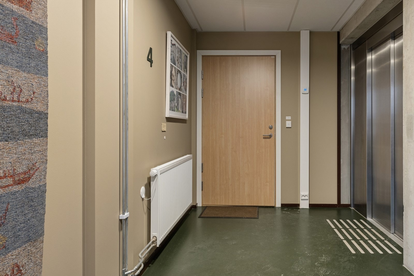 Det er heis i bygget som tar deg fra parkeringskjeller eller inngangsparti og opp i 4.etasje. Galleribilde