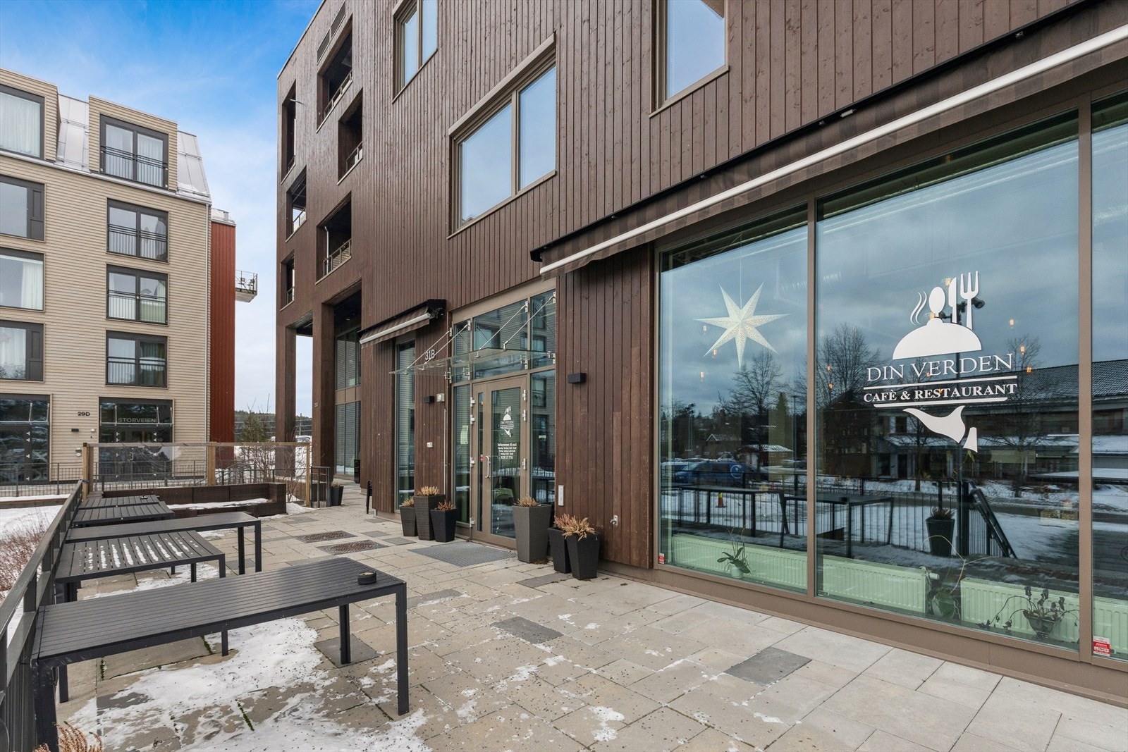 I første etasje på bygget finner du både kafé og bibliotek. Galleribilde