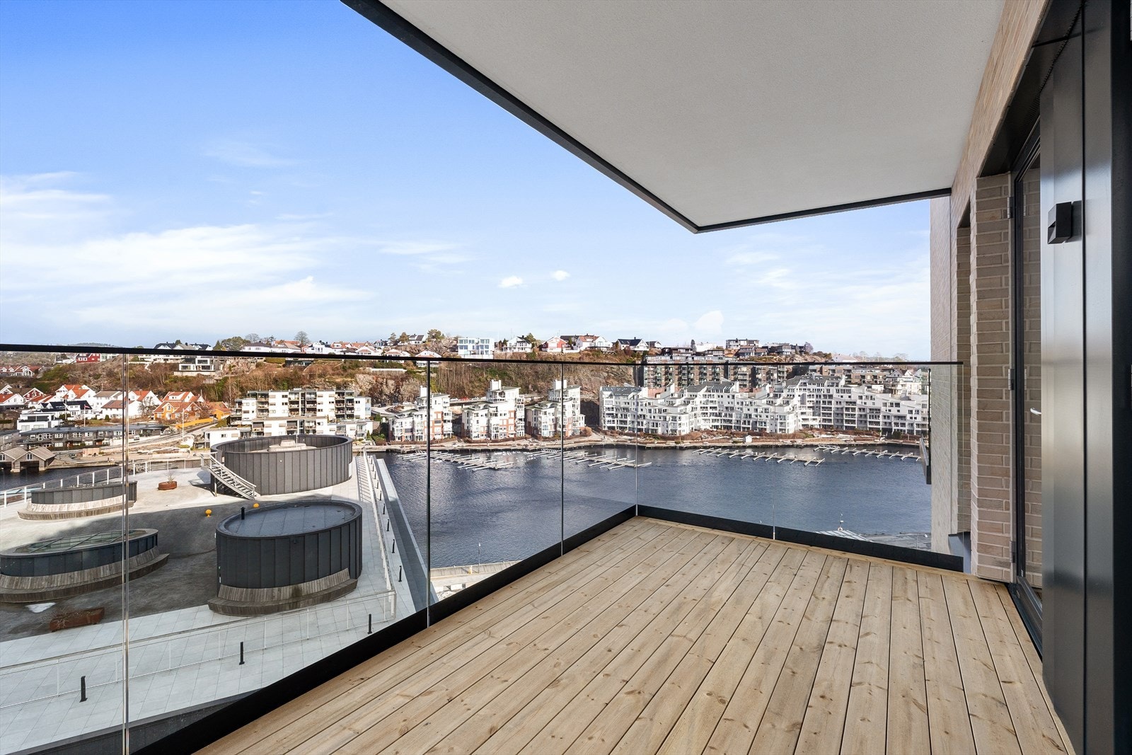 På balkongen ved soverommene har en morgensolen Galleribilde