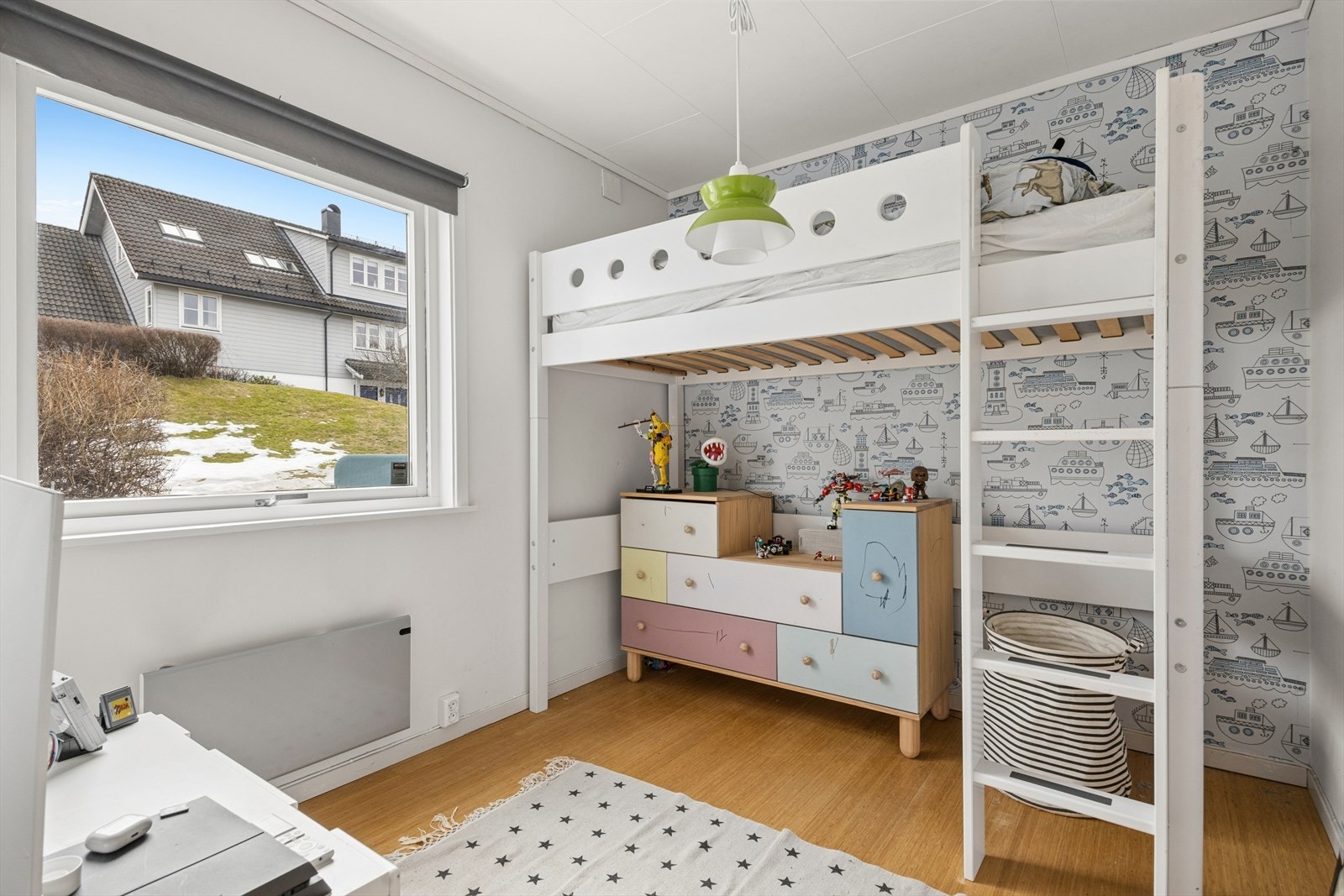 Soverommene er enkle å møblere med plass til seng, skrivepult og oppbevaring. Galleribilde