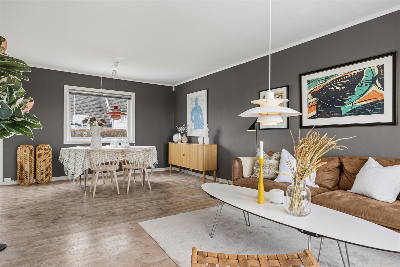 Stue med behagelig gjennomlys i hele hovedetasjen. Galleribilde