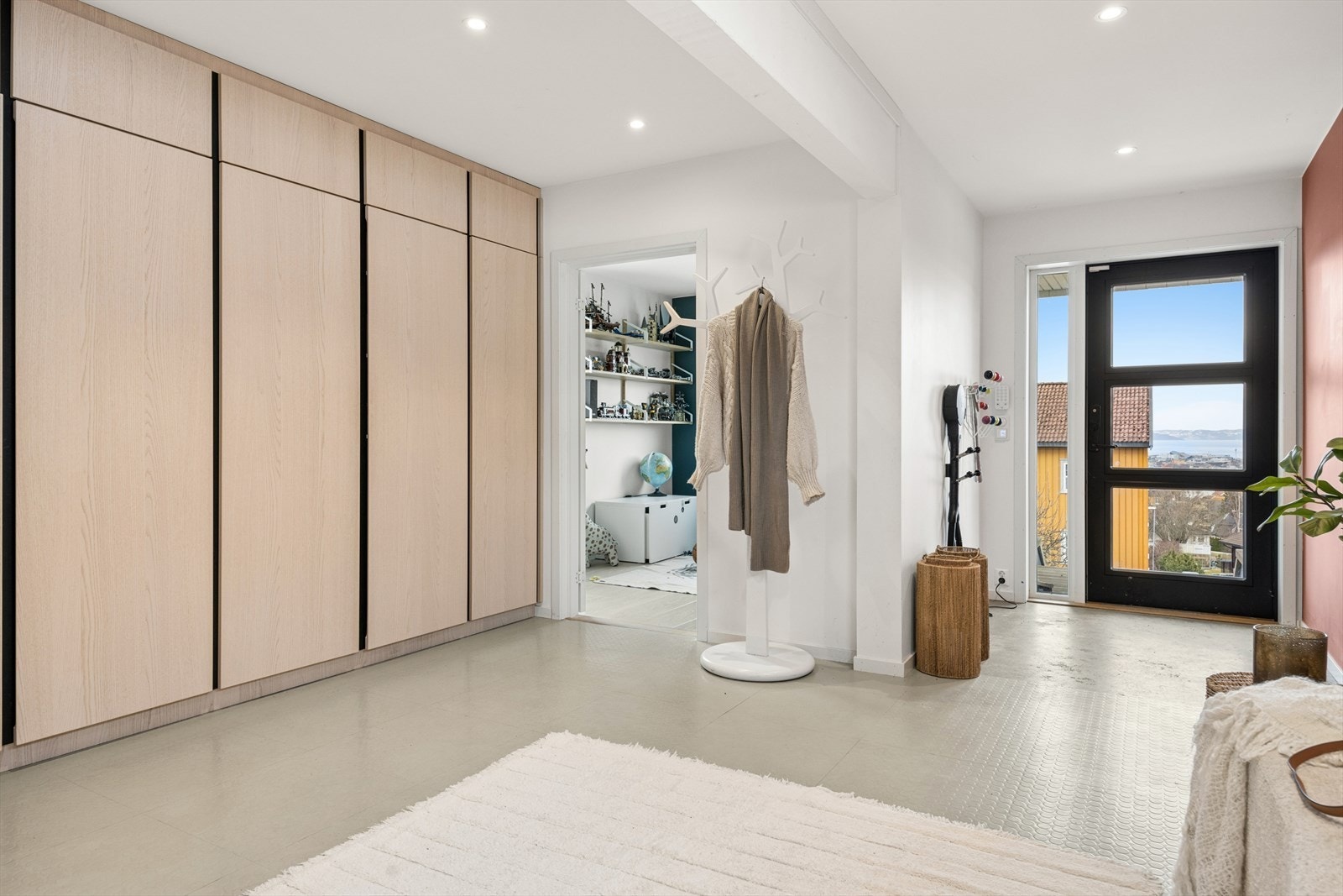Hall med en stor, plassbygd garderobeløsning som gir rikelig med oppbevaringsplass. Galleribilde