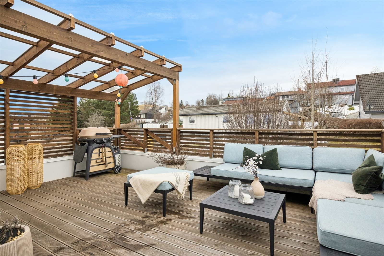 Fra stuen er det utgang til en herlig og solrik terrasse på 17 m² med god plass til en romslig sittegruppe. Galleribilde