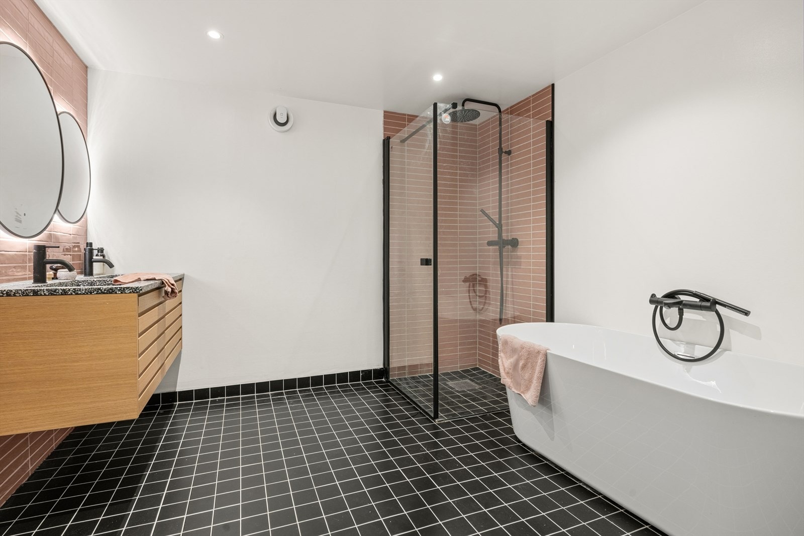 Badet er utstyrt med både dusjhjørne og et frittstående badekar, og har flislagt gulv. Galleribilde