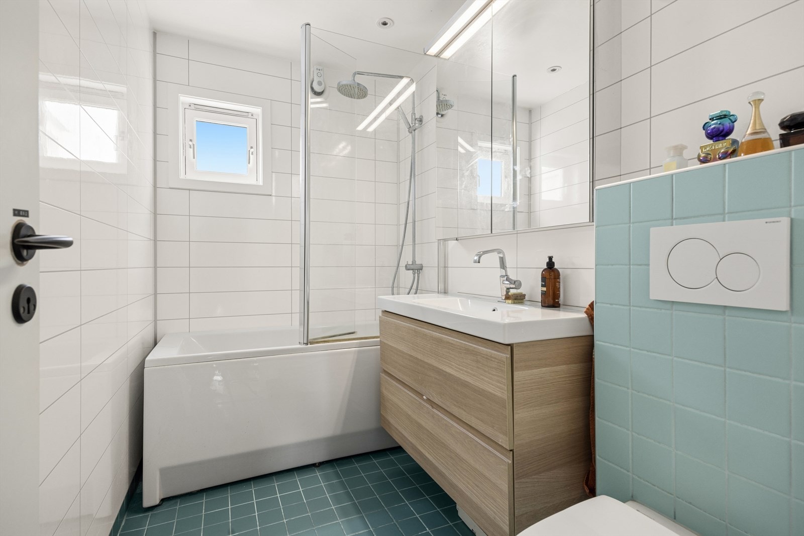 Badet i første etasje er utstyrt med badekar og veggmontert toalett. Galleribilde