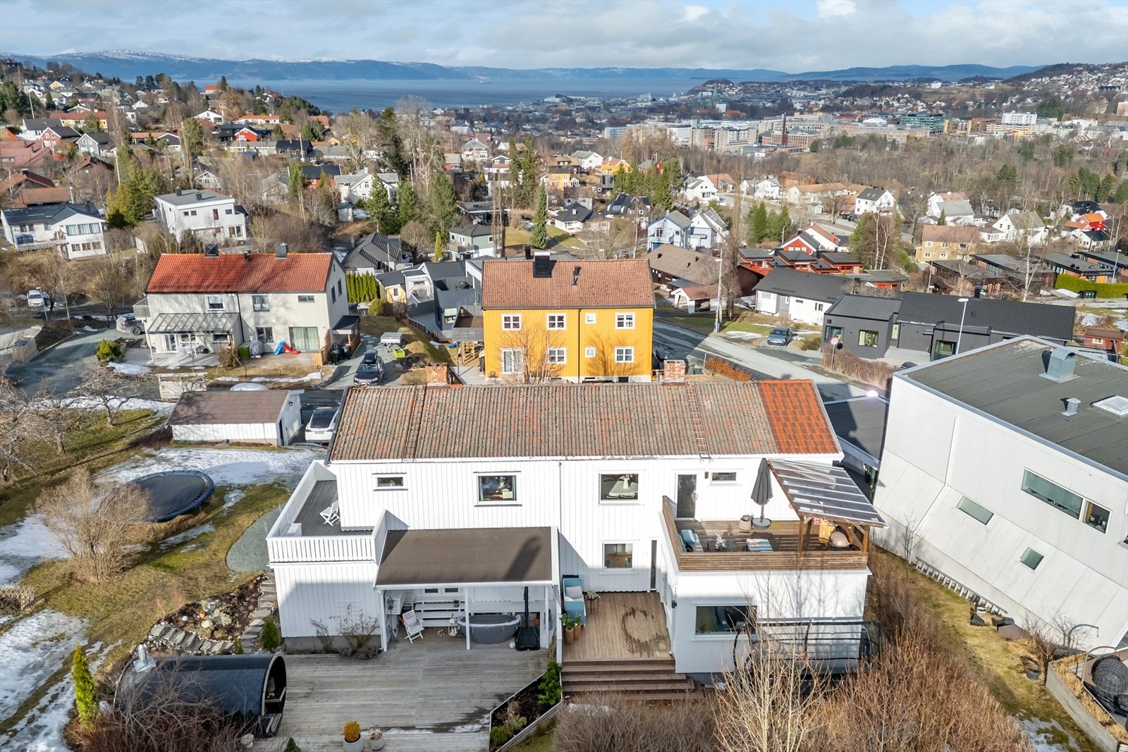 Boligen ligger i et veletablert- og rolig boligområde med kort vei til både bymarka, St. Olavs Hospital, Gløshaugen, Lerkendal stadion og sentrum forøvrig. Galleribilde