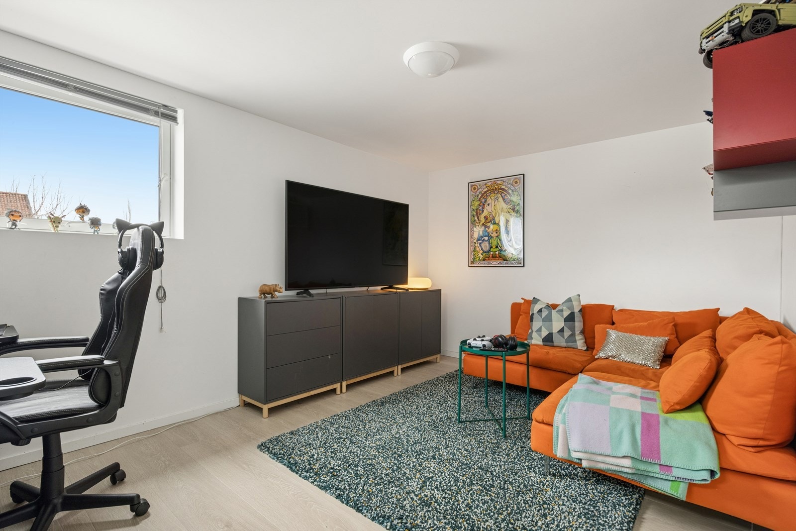 Innredet rom i kjelleren, i dag benyttet som TV-stue og spillrom. Galleribilde