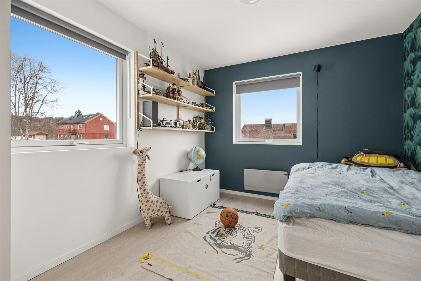 Koselig soverom for den aller minst med god plass for lek og moro. Galleribilde