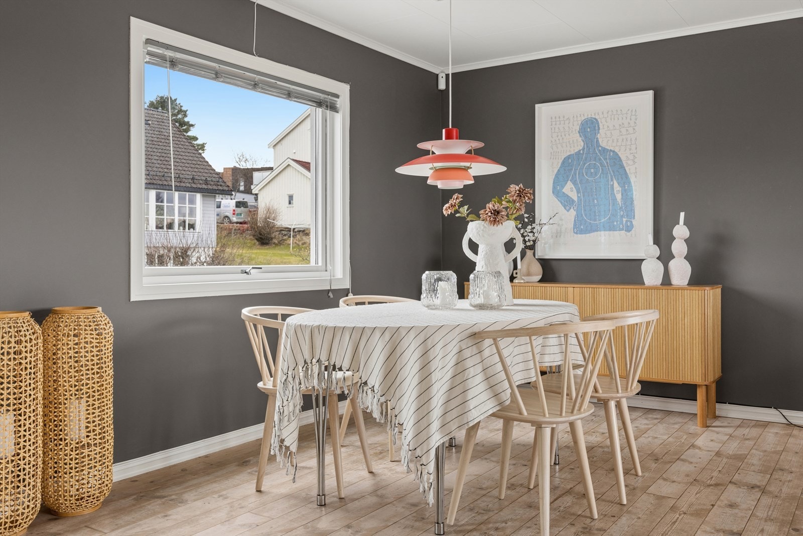 Det er god plass til en egen spisestue i tilknytning til både stue og kjøkken. Galleribilde