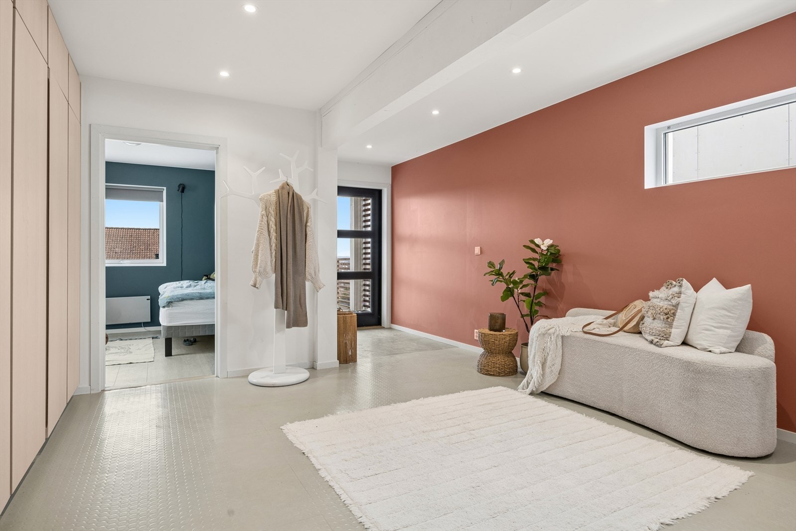 Velkommen inn! Romslig hall med flotte oppbevaringsmuligheter og gjennomgående lys. Galleribilde