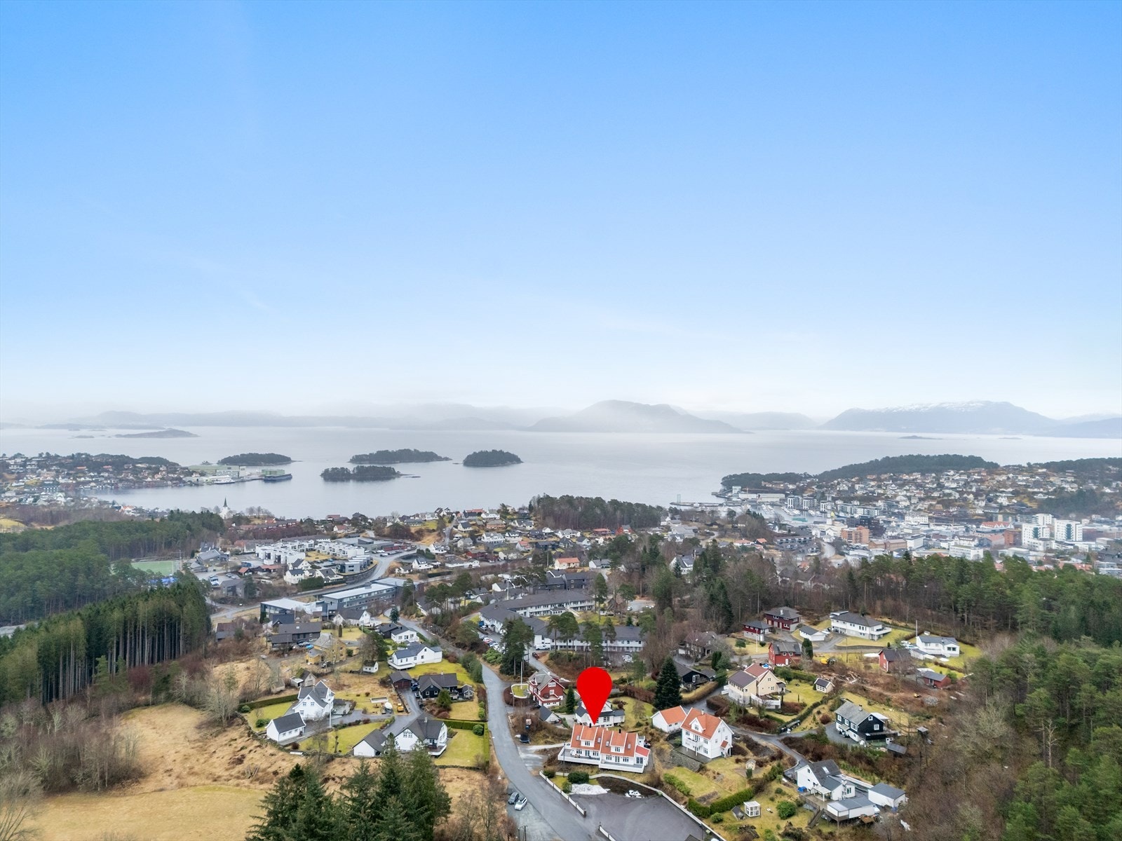 Fra boligen er det kort gangavstand til Leirvik sentrum Galleribilde