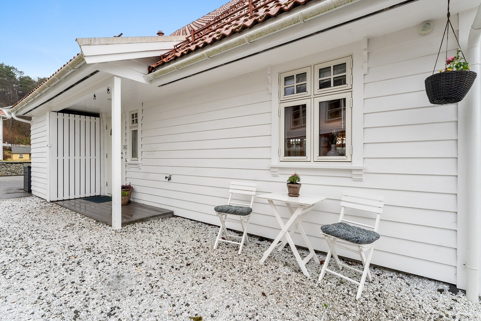 Praktisk med overbygd inngangsparti Galleribilde