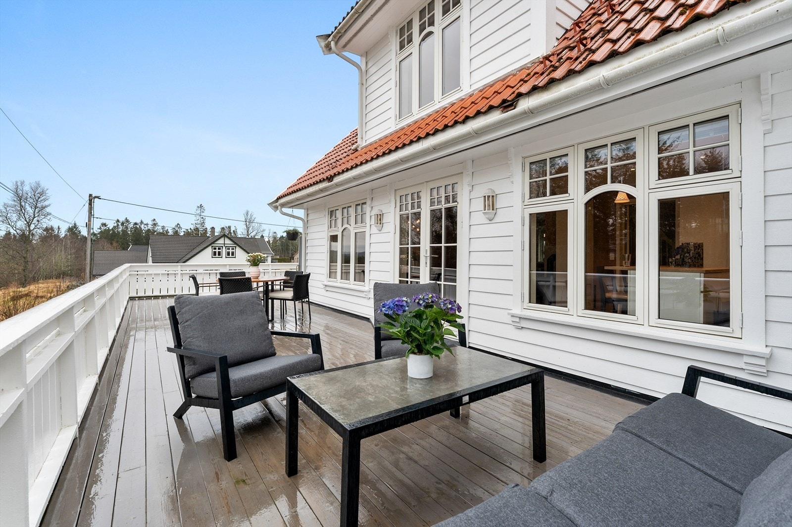 Koselig tomannsbolig med stor, rundtgående terrasse Galleribilde