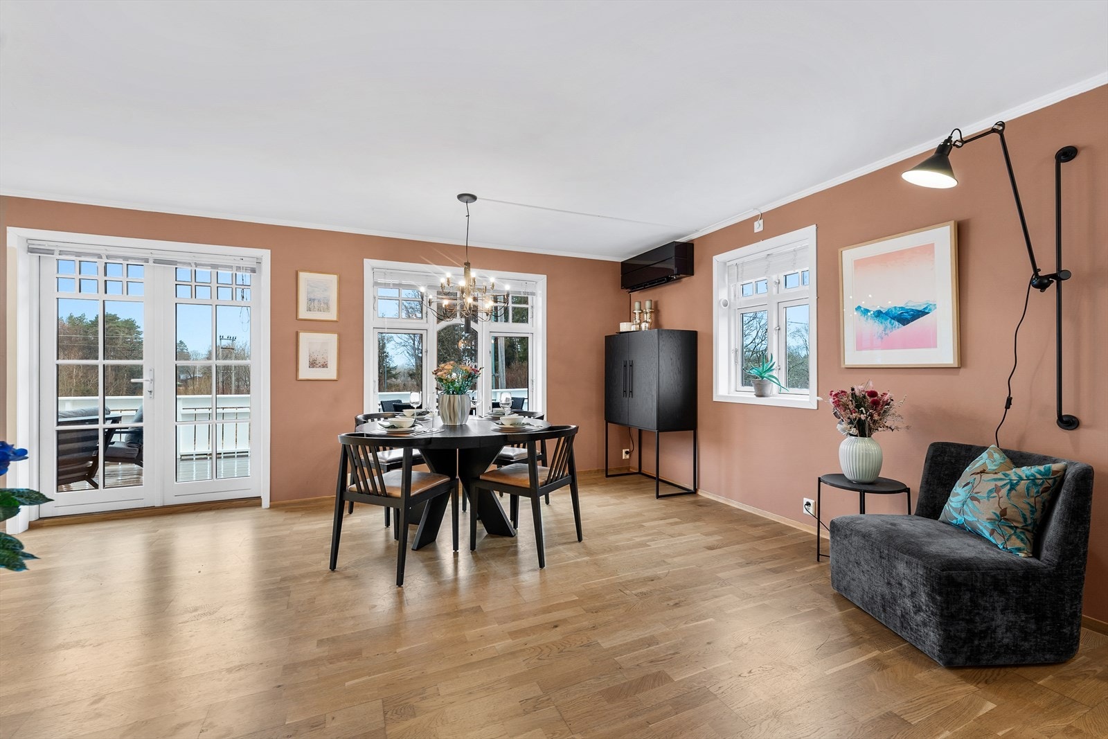 Stue har god plass til stort spisebord Galleribilde