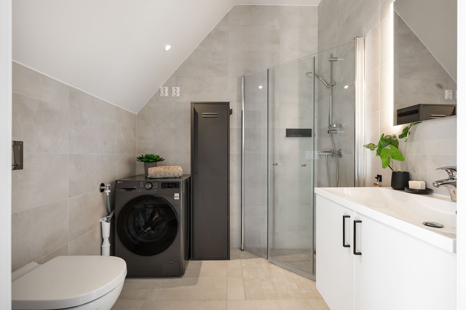 Badet fremstår moderne, delikat og gjennomtenkt i både materialvalg og utførelse. Galleribilde