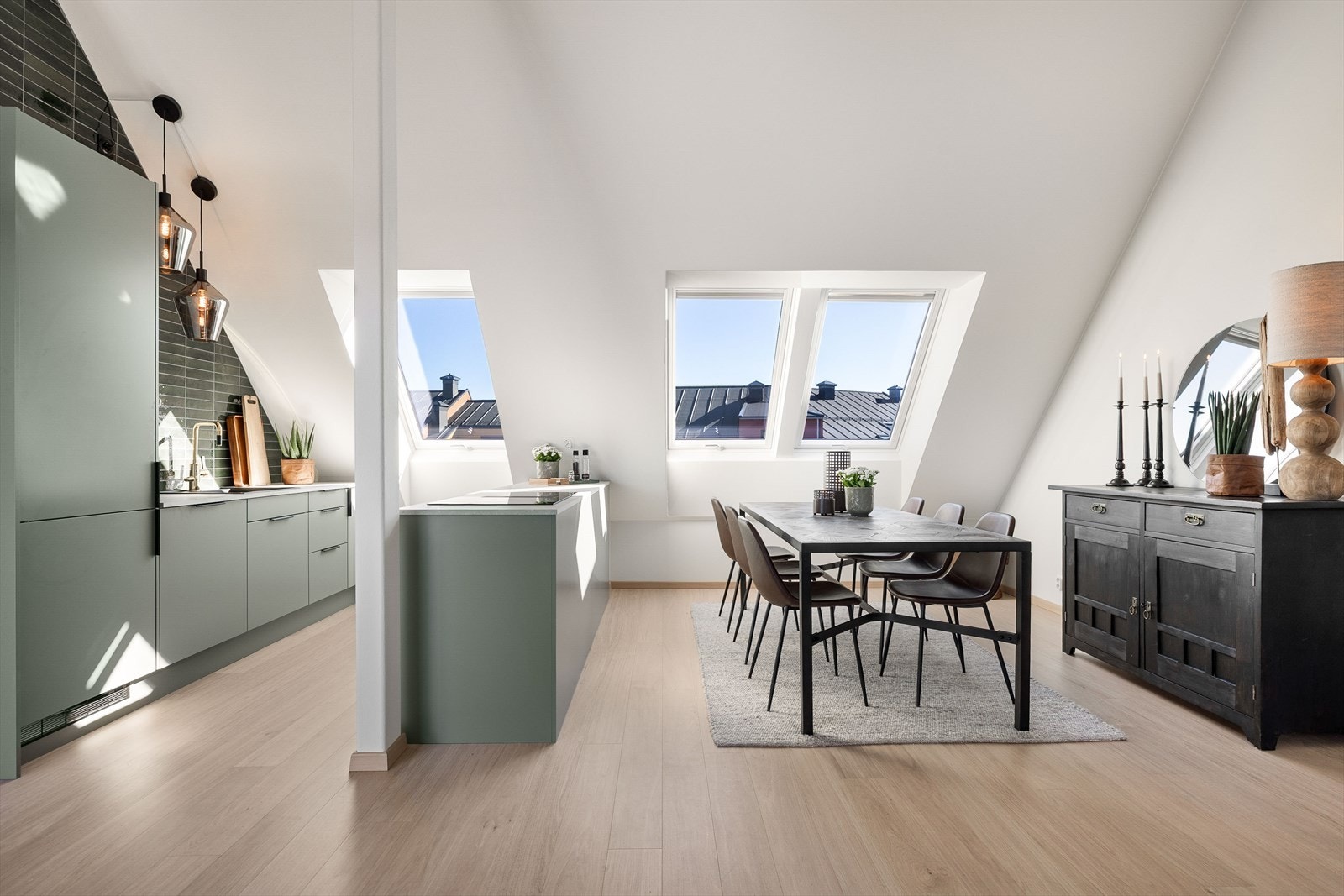 Kjøkkenet fremstår som moderne og stilrent, med en gjennomført helhetlig design som gir rommet et eksklusivt preg. Galleribilde