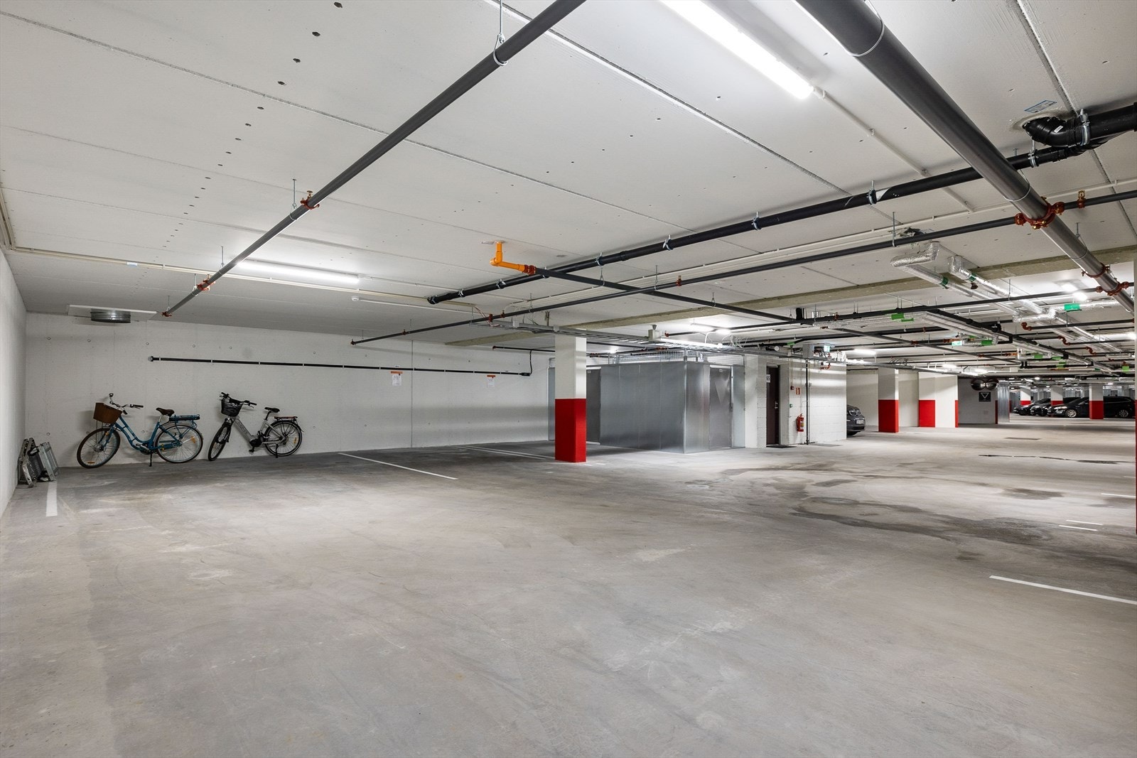 Det medfølger en parkeringsplass i garasjeanlegg med el-bil lader Galleribilde