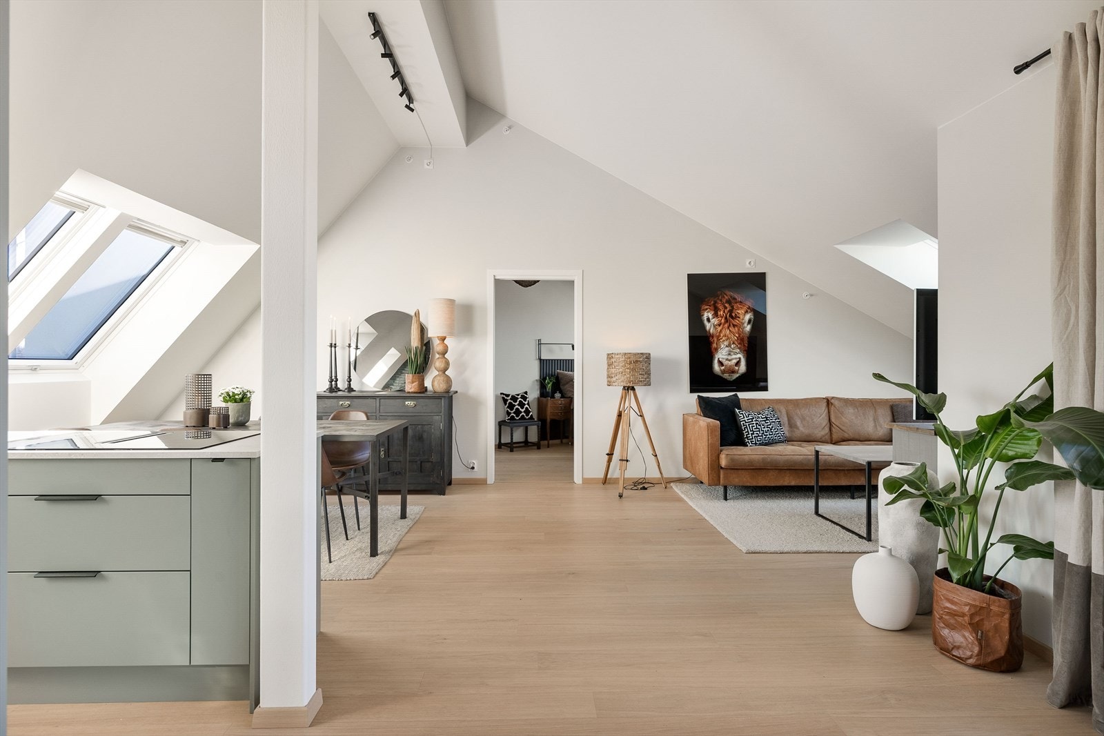 Delikat og innbydende stue med 1-stavs parkett på gulv og slette, lyse overflater. Galleribilde