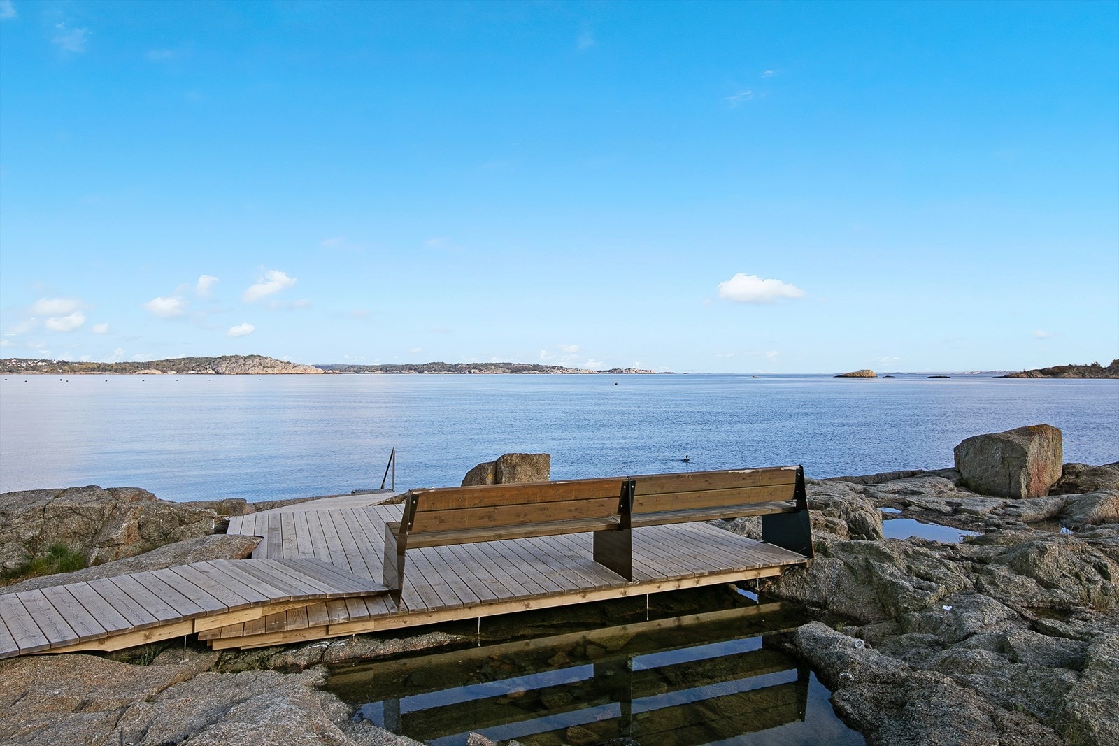 Badeplassen til Agnes Brygge er flott, med stige ned og benk en kan sitte å nyte utsikten fra Galleribilde