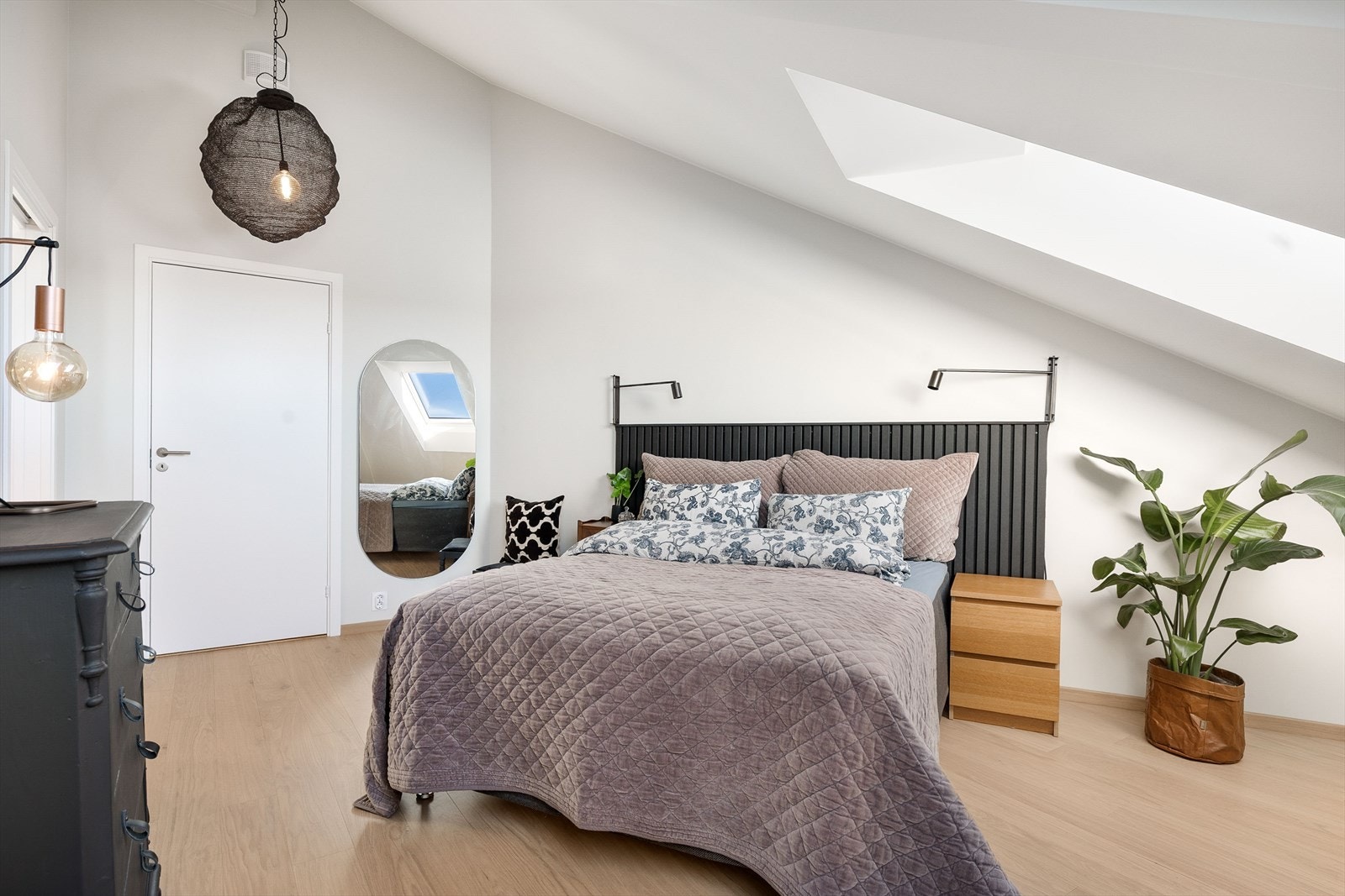 Hovedsoverommet er moderne innredet med god plass til dobbeltseng med tilhørende nattbord og garderobe. Galleribilde