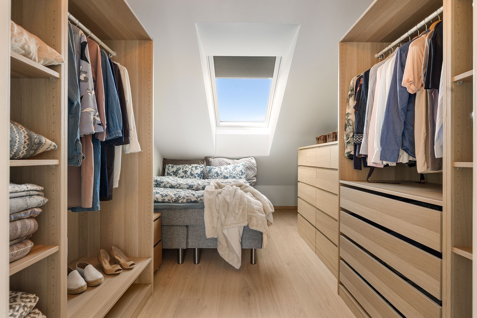 Soverom 2 er innredet med seng og en større pax løsning garderobe. Galleribilde