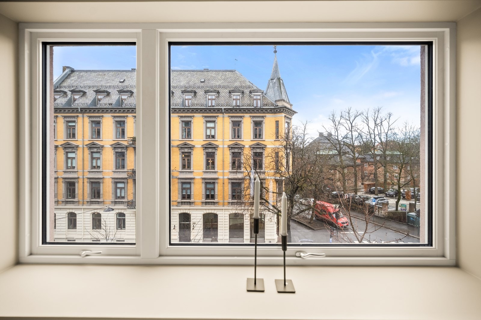 Leiligheten er i sin helhet pusset opp i 2026 med stilsikkert kjøkken, delikat bad, oppgradert el-anlegg, etablert soverom og tidsriktige overflater. Galleribilde