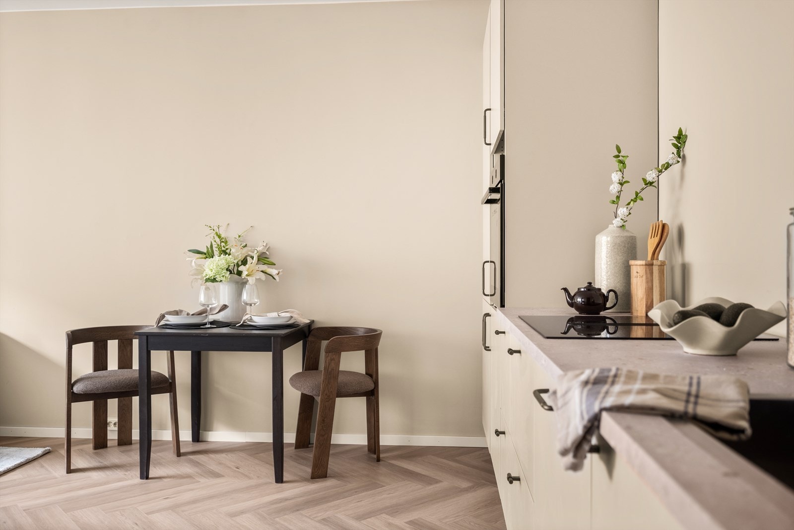 Ved kjøkkenet er det plass til spisebord. Galleribilde